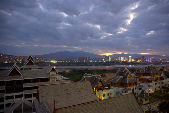 落日余晖 景洪城市夜景