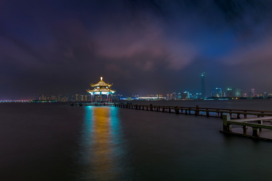 苏州湖心亭夜景