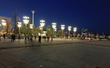 夜晚的广场