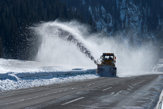 风雪天山路