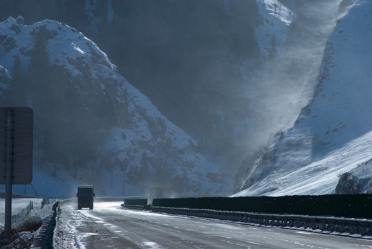 风雪天山路