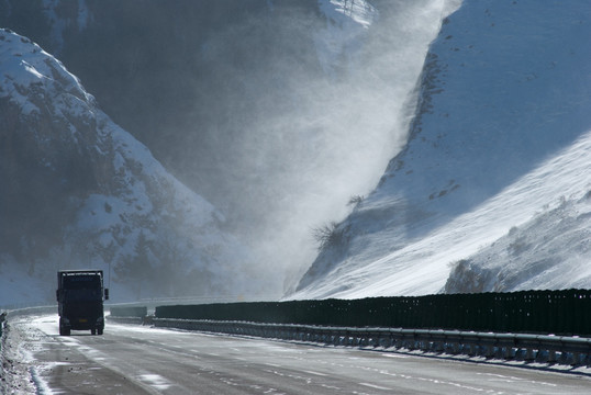 风雪天山路