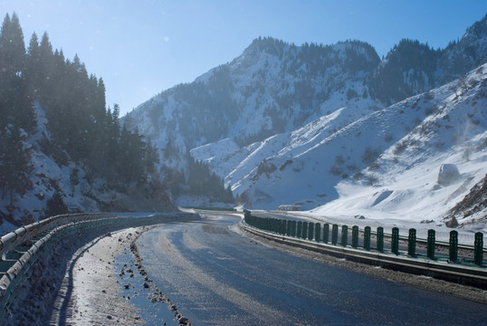 风雪天山路