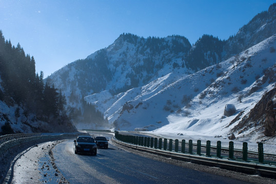 风雪天山路