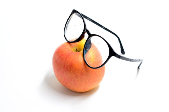 眼镜和苹果