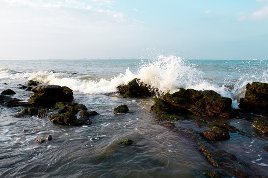 海口假日海滩 海浪拍打礁石