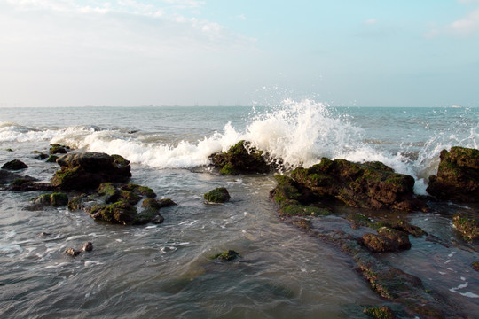 海口假日海滩 海浪拍打礁石