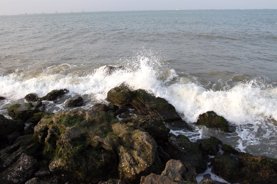 海口假日海滩 海浪拍打礁石