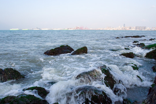 海口假日海滩 海浪拍打礁石