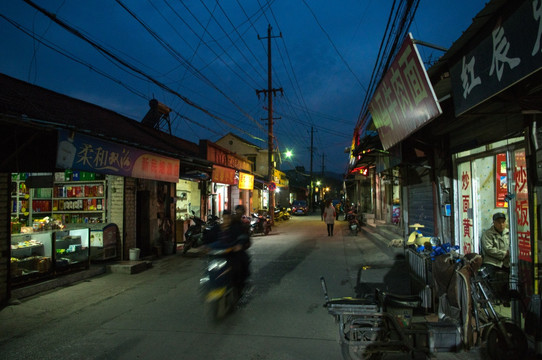 老街小巷店铺夜景