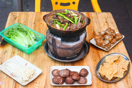 鸡煲 砂锅鸡 土鸡煲