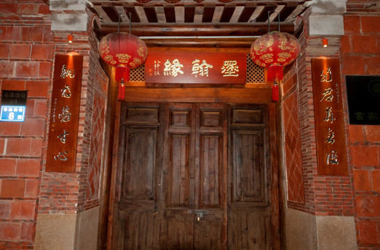 中式老建筑门口