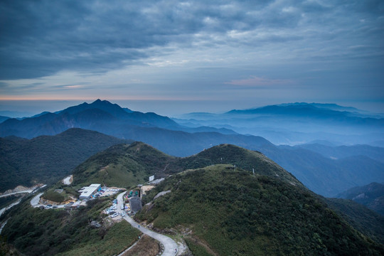 广东第一峰俯瞰群山