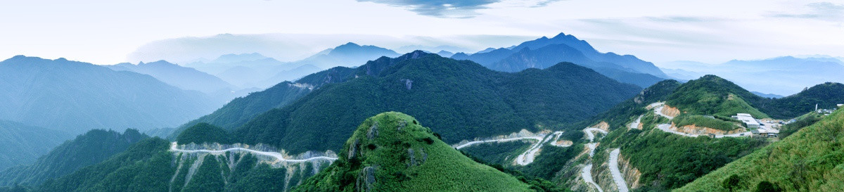 广东第一峰屈曲蜿蜒山路崇山峻岭