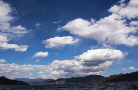 自然风景 泸沽湖景观 蓝天白云