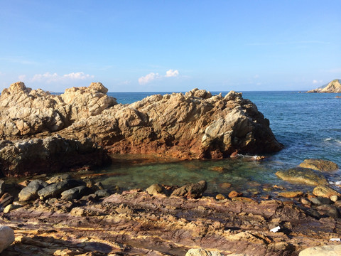 海岸边的礁石