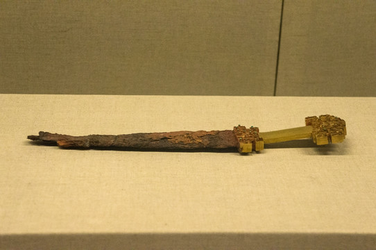 陕西西安文物镶嵌金柄铁剑