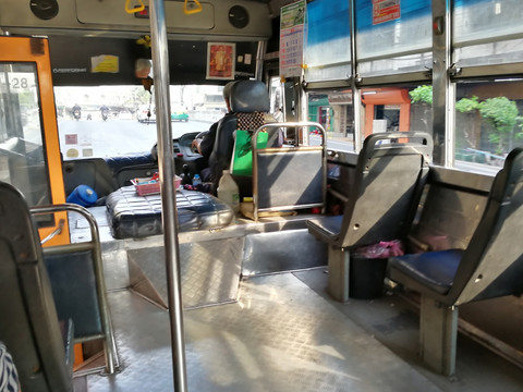 曼谷公交车内景