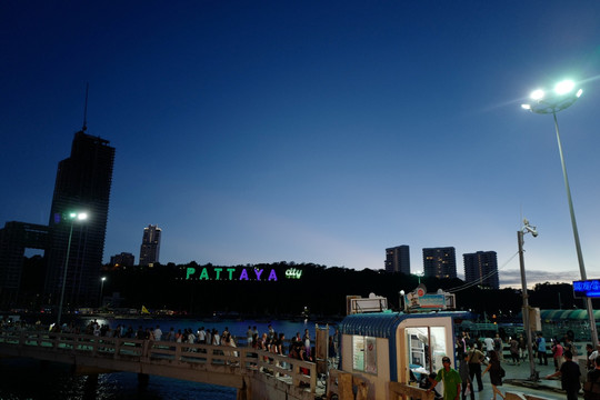 芭提雅 夜景 海边 港口 泰国