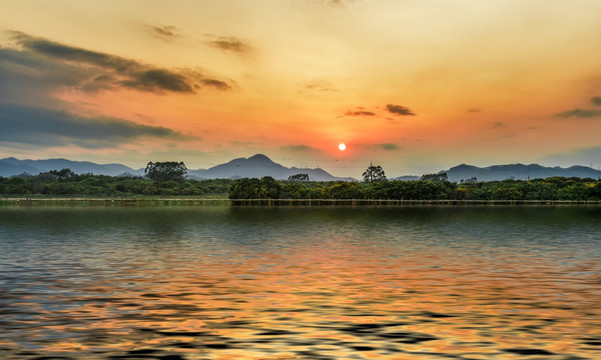 田园夕阳湖畔