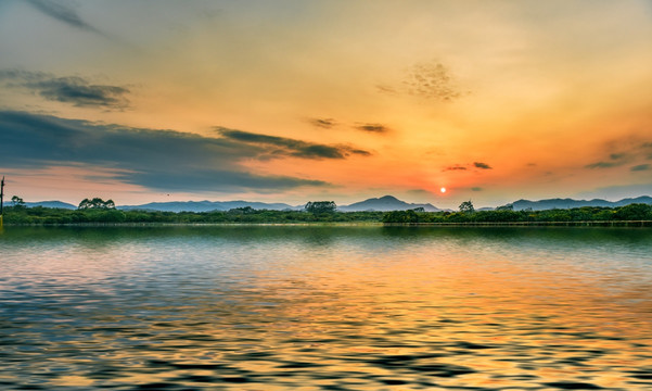 田园夕阳湖畔