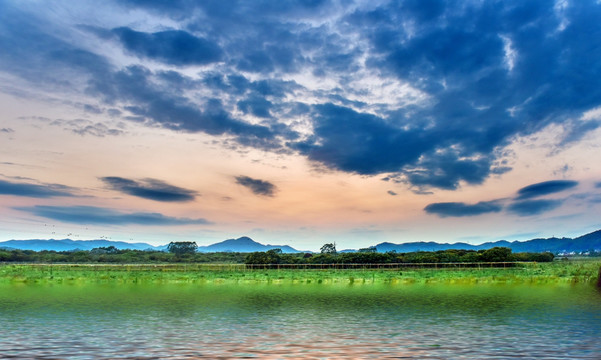 夕阳农田湖畔