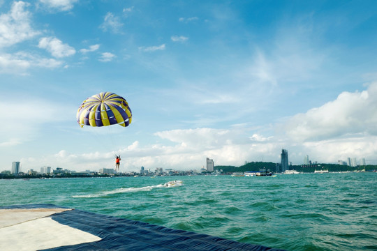 芭提雅 金沙岛 海边 降落伞