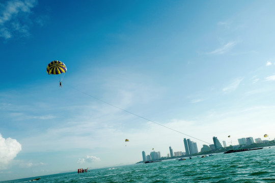 芭提雅 金沙岛 海边 降落伞