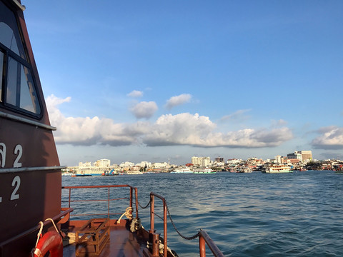 芭提雅 金沙岛 海边 蓝天 白