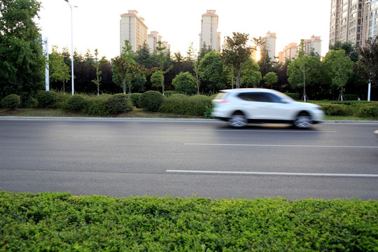 小车行驶在城市道路上