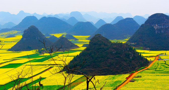 群山连绵田园风景