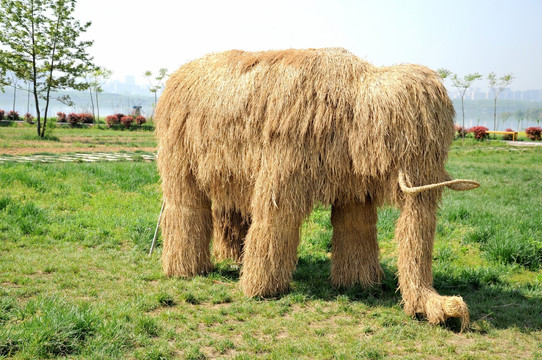大象稻草雕塑