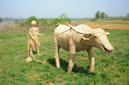耕地稻草雕塑