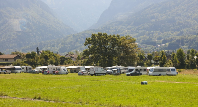 高山下的房车营地 法国乡村