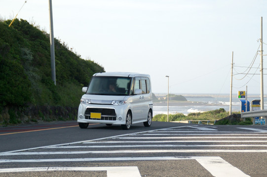 海滨公路 小轿车