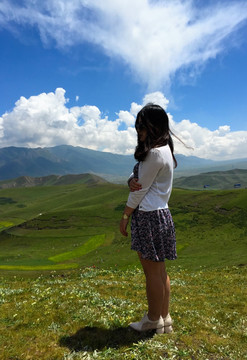 草原美女背景