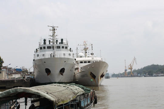 中国渔政302和南锋号调查船