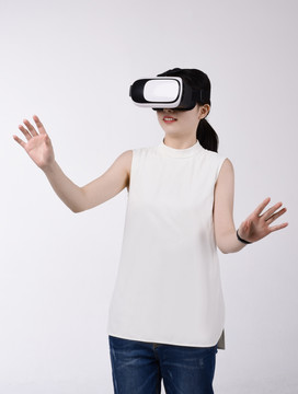 戴着VR眼镜的女人