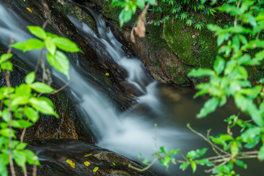 山涧瀑布水流