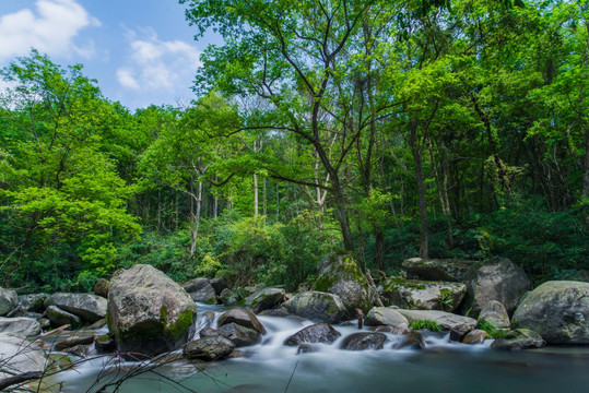 山涧瀑布水流