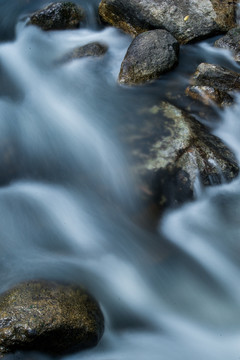 山涧瀑布水流