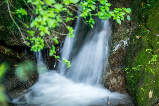 山涧瀑布水流