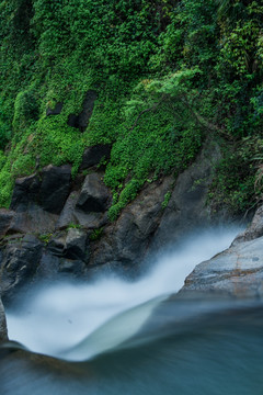 山涧瀑布水流