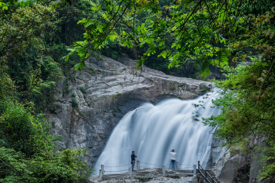 山涧瀑布水流