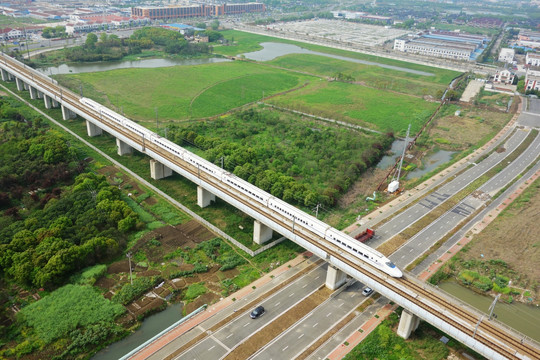 高架铁路 高速列车