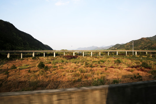 荒野中的高速公路桥