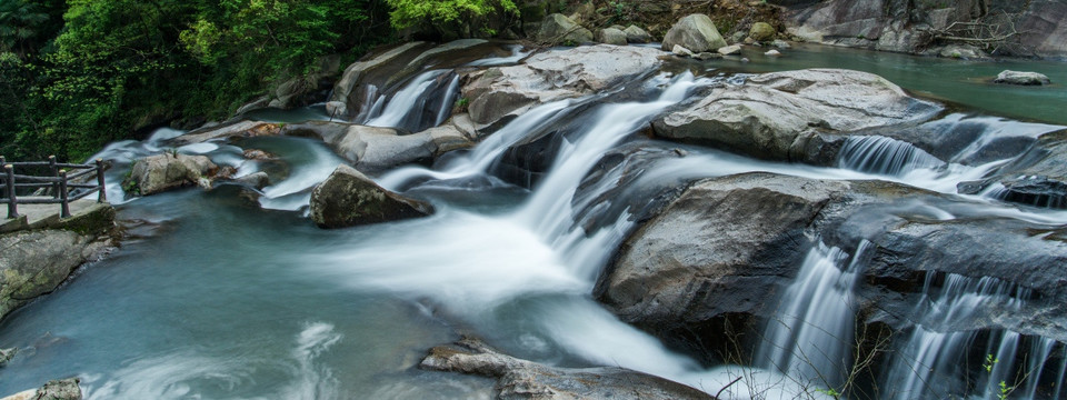 山涧瀑布水流