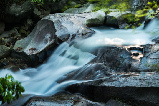 山涧瀑布水流