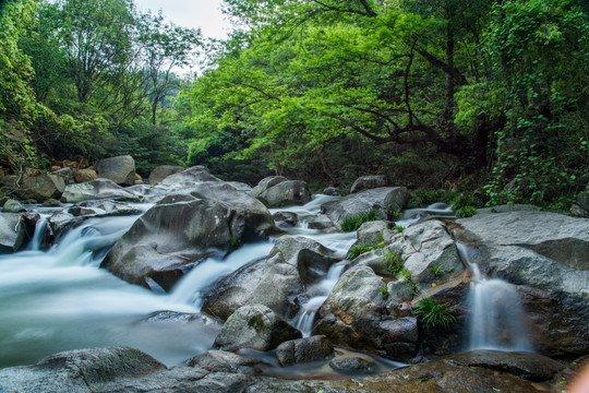 山涧瀑布水流