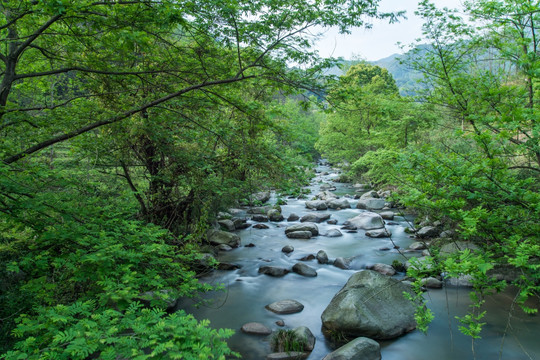 山涧瀑布水流